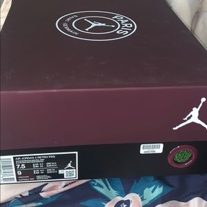 Jordan 4 retro ( never worn )